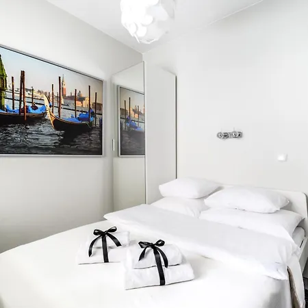 Apartment Night Rondo Daszynskiego Warsaw